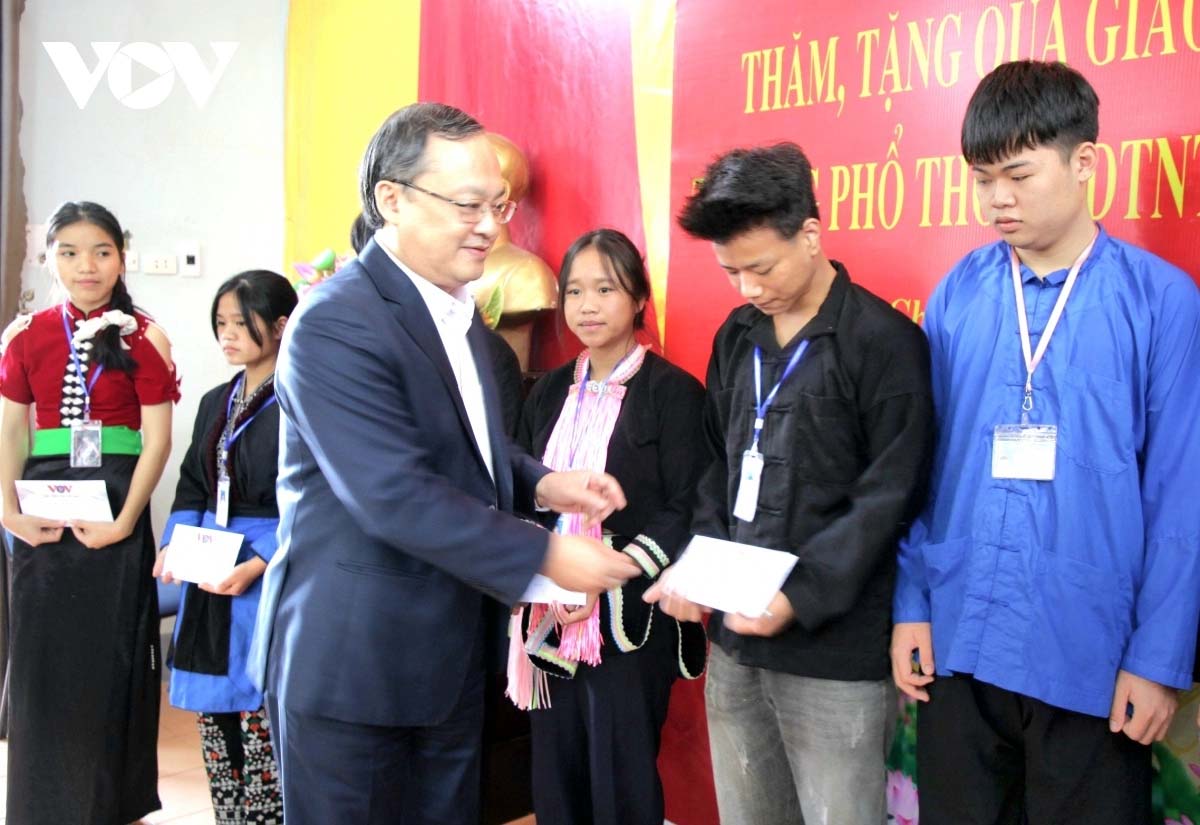 Đoàn công tác của VOV do Tổng Giám đốc Đỗ Tiến Sỹ dẫn đầu tới thăm, tặng quà, động viên thầy và trò Trường Phổ thông Dân tộc nội trú THPT tỉnh Lai Châu.