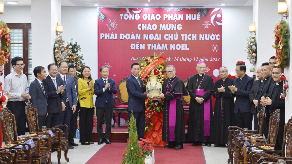 Chủ tịch nước Võ Văn Thưởng chúc mừng Giáng sinh Tổng Giáo phận Huế.