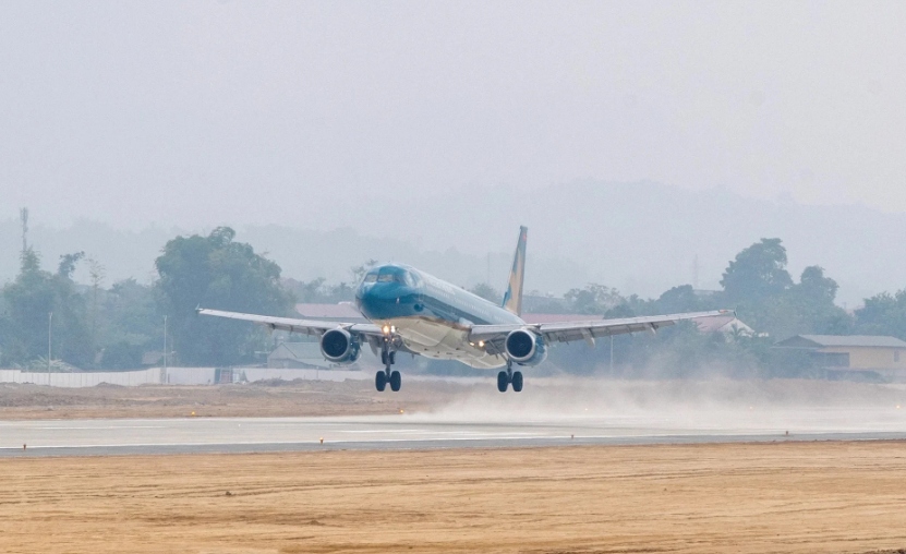 Một chiếc máy bay Airbus hạ cánh xuống mặt đường băng sân bay Điện Biên.