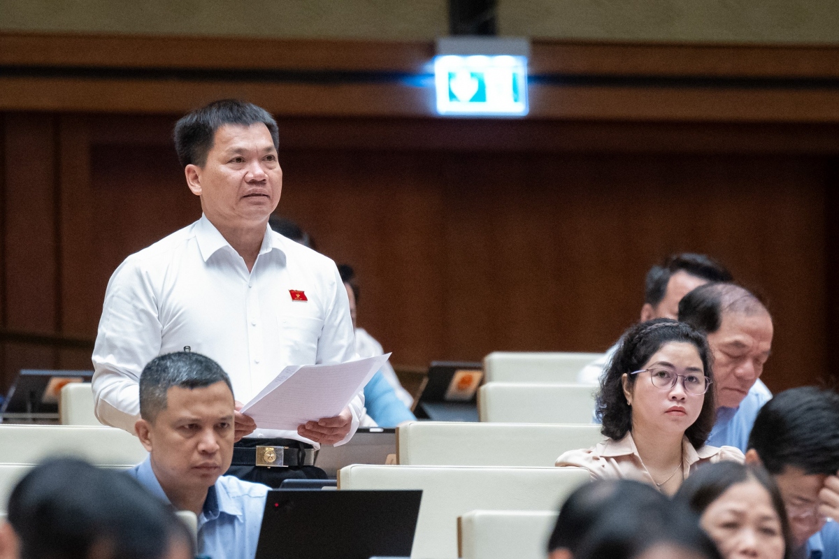 Đại biểu Dương Khắc Mai - Đoàn ĐBQH tỉnh Đắk Nông góp ý vào dự thảo Luật Đường bộ.