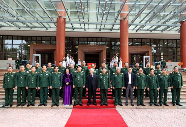Tổng Bí thư, Chủ tịch nước, Bí thư Quân ủy Trung ương Nguyễn Phú Trọng chụp ảnh cùng các đại biểu tham dự Hội nghị. Ảnh: TTXVN.