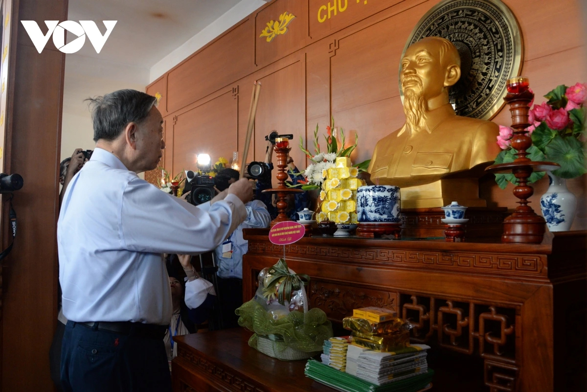 Tổng Bí thư, Chủ tịch nước Tô Lâm dâng hương tại nhà Lưu niệm Bác Hồ tại đảo Cồn Cỏ.