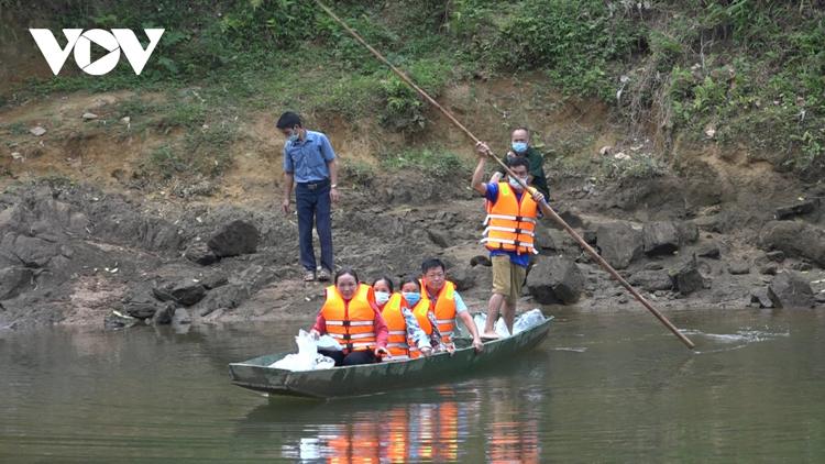Cử tri thuộc bản Cuông 2, xã Xuân Hòa, huyện Bảo Yên, tỉnh Lào Cai không quản ngại vất vả, đi thuyền, vượt suối tới điểm bầu cử.