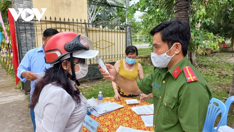Lực lượng chức năng kiểm soát dịch bệnh tại nơi bỏ phiếu ở Long An (Ảnh: Vinh Quang)