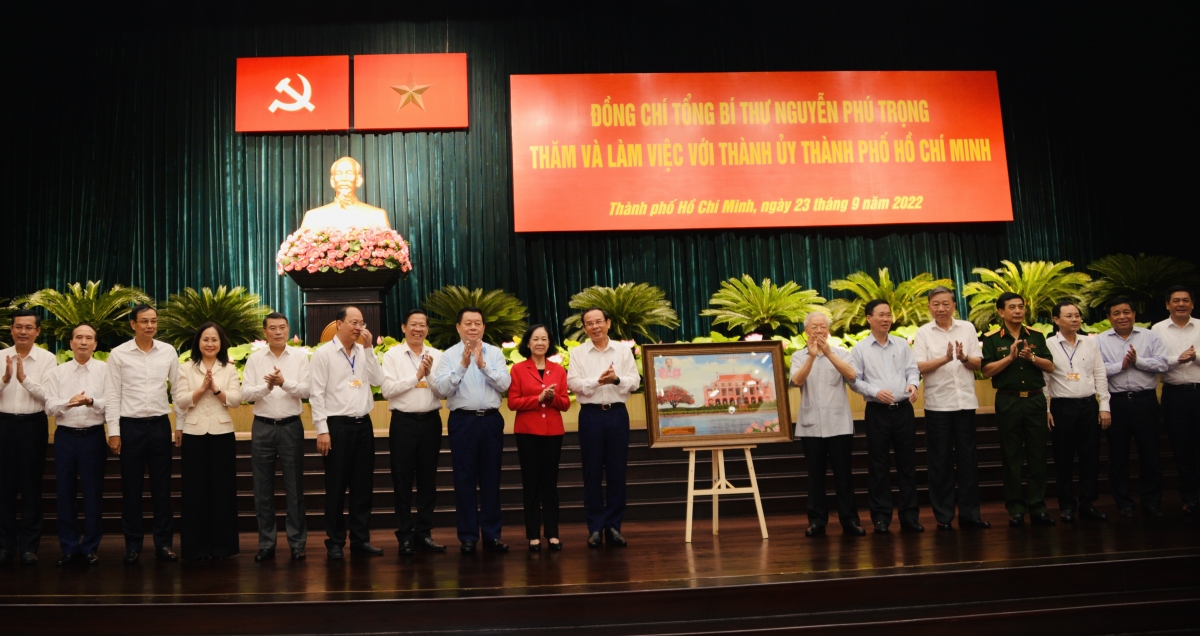 Tổng Bí thư Nguyễn Phú Trọng chụp ảnh lưu niệm với các đại biểu.