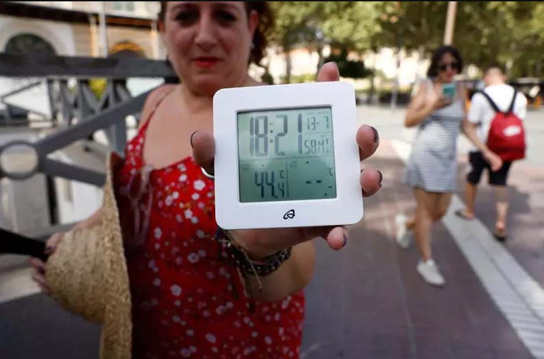 Một phụ nữ giơ thiết bị đo nhiệt độ báo 44,4 độ C ngoài trời ở Seville, miền nam Tây Ban Nha. (Ảnh: Reuters)