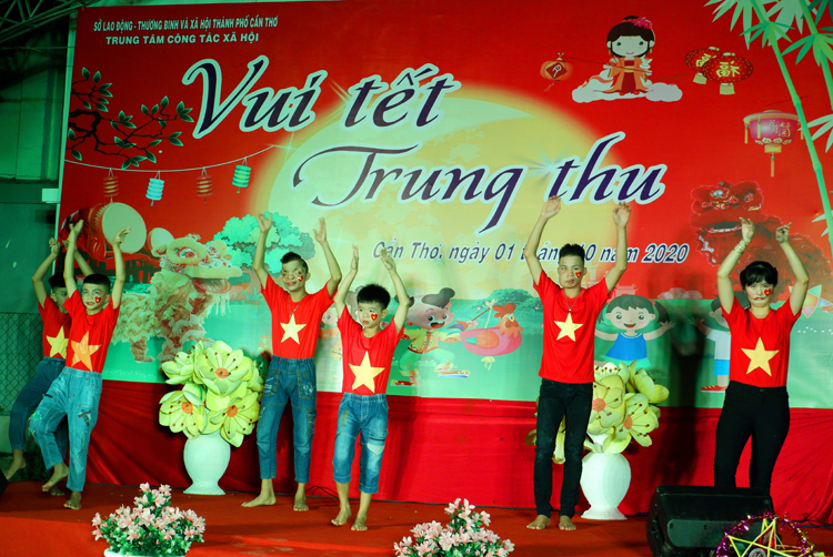 Các em tự tin biểu diễn tiết mục múa Việt Nam ơi thật đặc sắc.