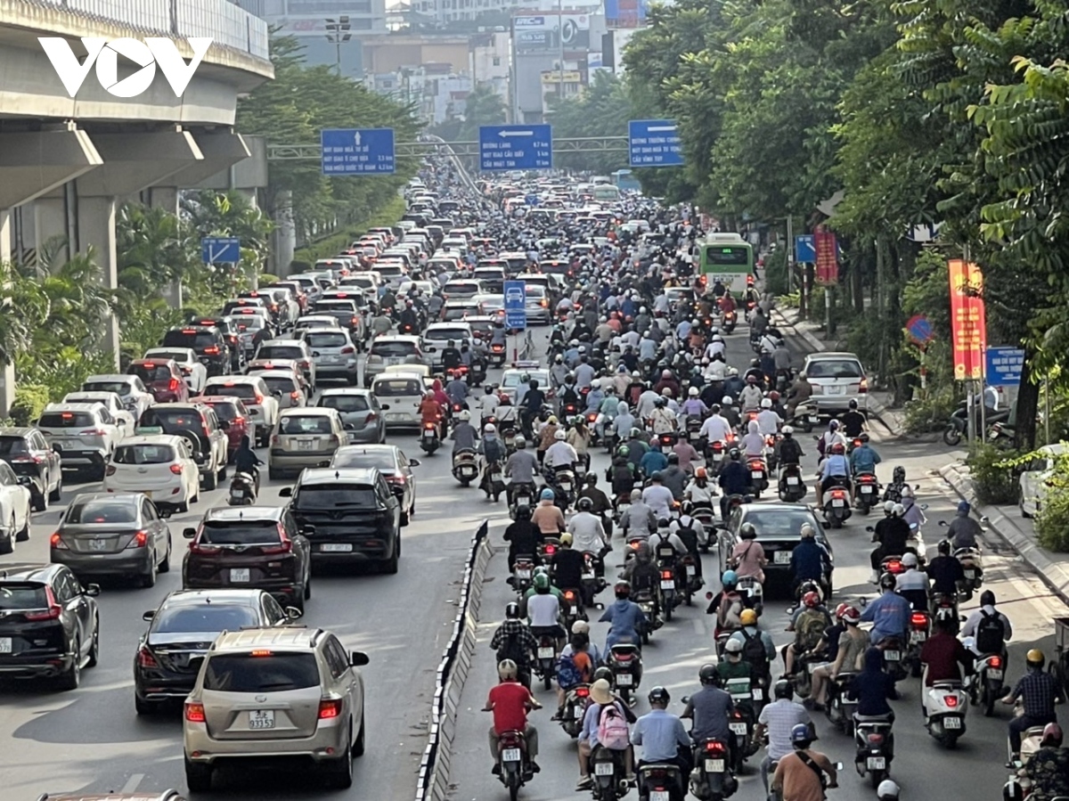 Nhiều phương tiện xe máy vẫn đi trong làn ô tô trong thời gian thử nghiệm phân làn trên đường Nguyễn Trãi.