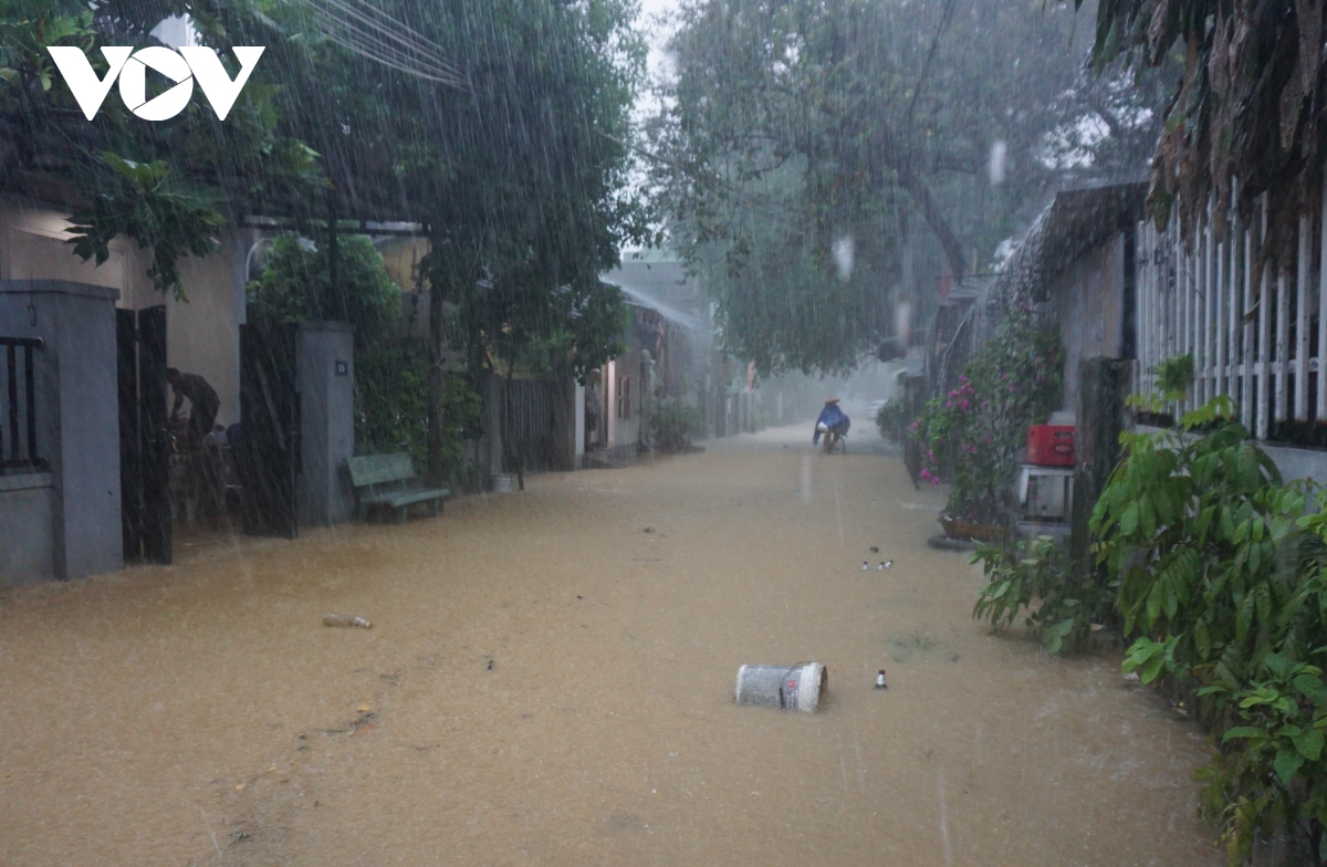 Mưa to, một số tuyến đường ở thành phố Huế, tỉnh Thừa Thiên Huế ngập cục bộ.