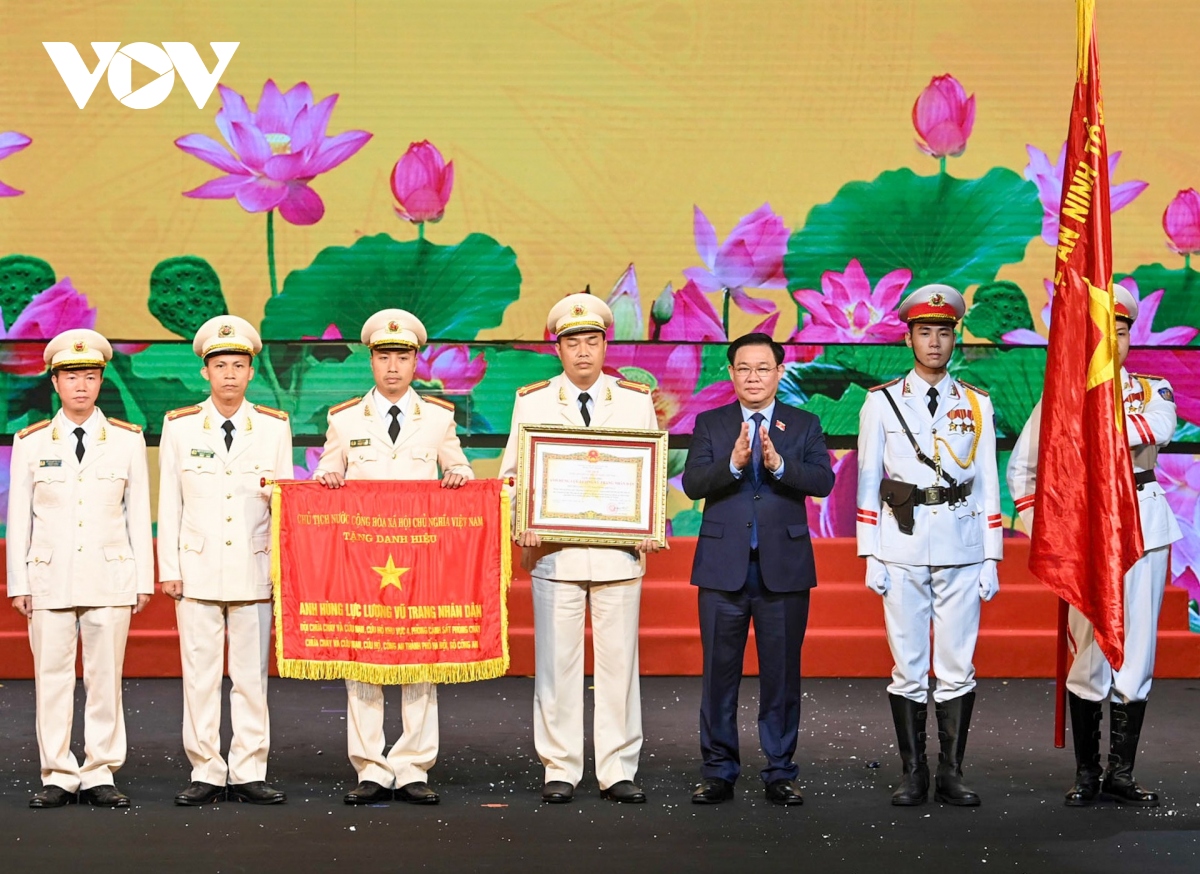 Thay mặt lãnh đạo Đảng, Nhà nước, Chủ tịch Quốc hội Vương Đình Huệ trao danh hiệu Anh hùng Lực lượng vũ trang nhân dân tặng 3 tập thể và 1 cá nhân.