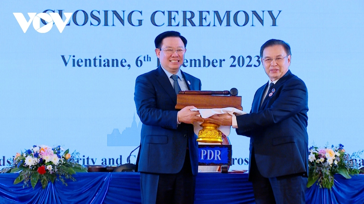 Chủ tịch Quốc hội Vương Đình Huệ đã nhận bàn giao từ Quốc hội Lào trọng trách nước chủ nhà Hội nghị cấp cao Quốc hội CLV lần thứ hai dự kiến tổ chức năm 2025.