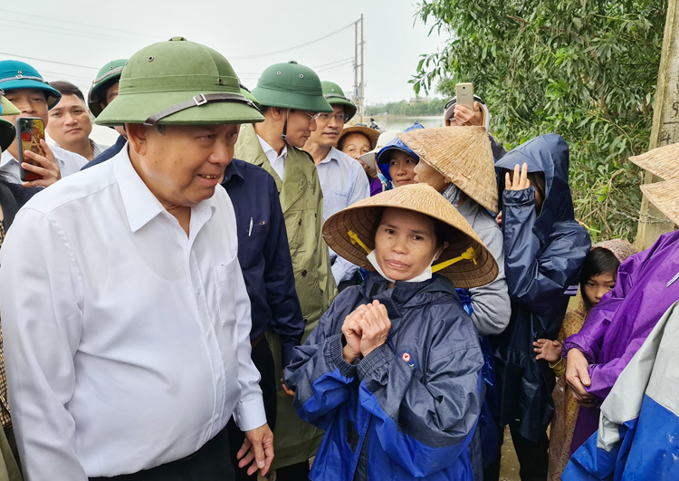 Phó Thủ tướng Thường trực Chính phủ Trương Hòa Bình thăm động viên bà con vùng bị ảnh hưởng của mưa lũ.