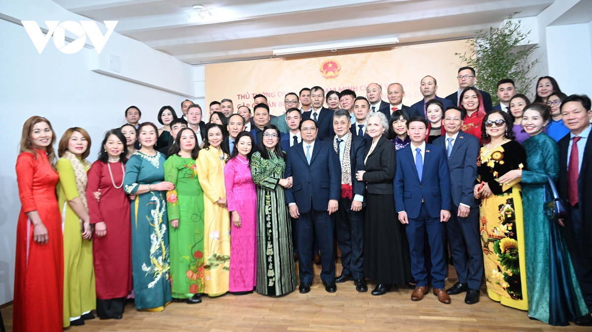 Thủ tướng cùng Phu nhân chụp ảnh lưu niệm với đại diện cộng đồng người Việt Nam tại Romania.