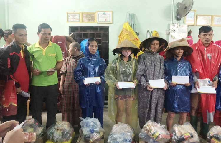 Người dân vùng lũ huyện Hướng Hóa, Quảng Trị nhận quà của các nhà tài trợ.