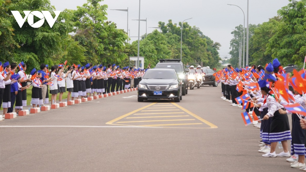 Các em nhỏ cầm quốc kỳ 2 nước chào đón đoàn.