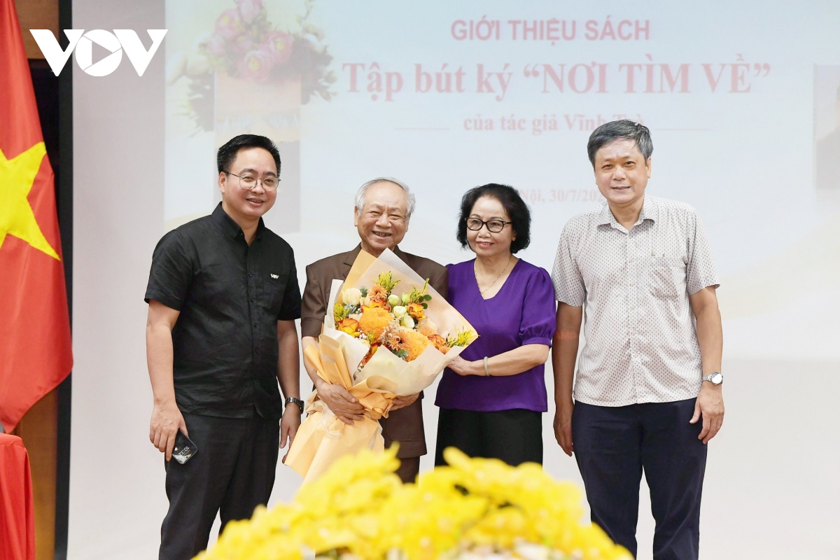 Nhà báo Phạm Mạnh Hùng (Phó Tổng Giám đốc VOV), nhà báo Nguyễn Thị Kim Cúc và nhà báo Vũ Hải (nguyên Phó Tổng Giám đốc VOV) chúc mừng nhà báo Trần Đức Nuôi.