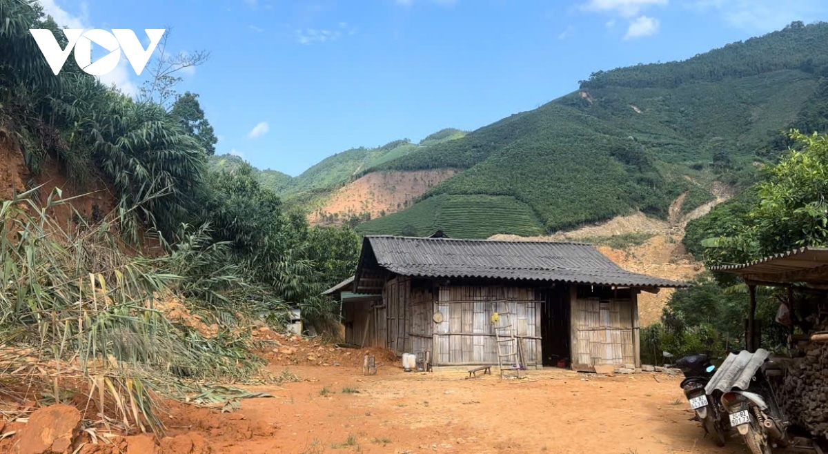 Hàng ngày, chị em phụ nữ cùng bộ đội nấu ăn cho toàn bộ người dân và lực lực tìm kiếm đang ở trong khu lán tạm.