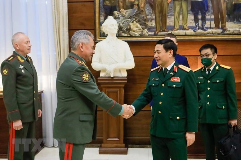 Đại tướng Phan Văn Giang và Đại tướng Sergei Shoigu, Bộ trưởng Quốc phòng Liên bang Nga tại LB Nga năm 2021. (Ảnh: TTXVN)