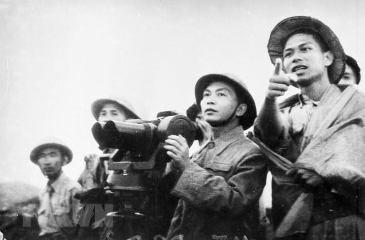 Đại tướng Võ Nguyên Giáp quan sát trận địa lần cuối cùng trước khi phát lệnh nổ súng mở màn chiến dịch Điện Biên Phủ. (Ảnh: Tư liệu TTXVN)