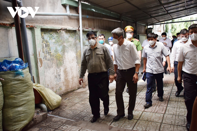 Thủ tướng đã đến kiểm tra tại khu nhà trọ thuộc Bình Quới A, phường Bình Chuẩn, thành phố Thuận An kiểm tra và trò chuyện, thăm hỏi người dân.