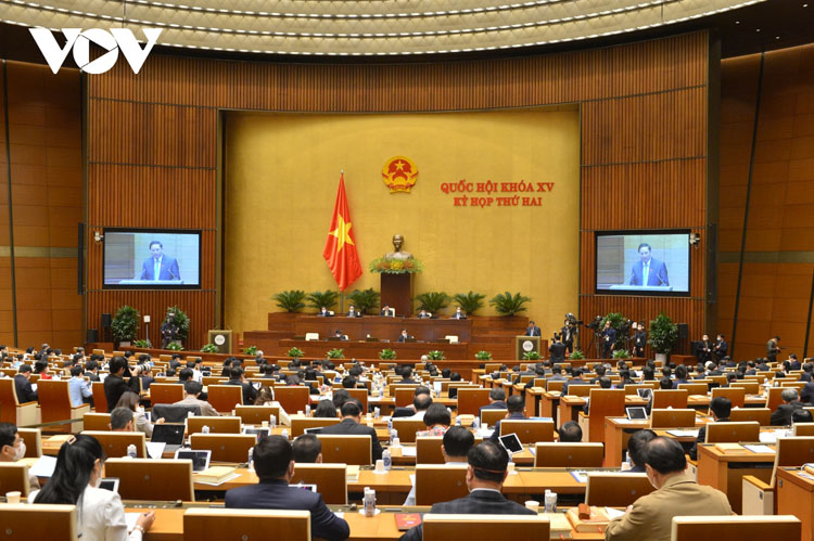 Thủ tướng Phạm Minh Chính báo cáo trước Quốc hội trước khi trả lời chất vấn.