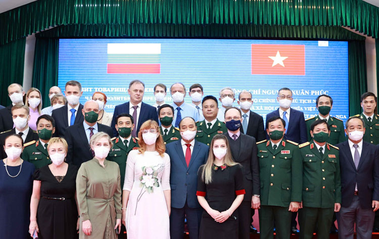 Chủ tịch nước Nguyễn Xuân Phúc chụp ảnh lưu niệm cùng các cán bộ, đại biểu tham dự buổi làm việc tại Trung tâm Nhiệt đới Việt - Nga.