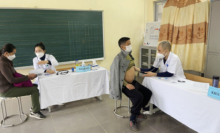 Đoàn bác sĩ Bệnh viện Hữu Nghị khám bệnh cho các hộ nghèo, gia đình có hoàn cảnh đặc biệt khó khăn trên địa bàn huyện Bắc Sơn, Lạng Sơn.