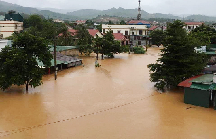 Mưa lớn gây ngập lụt tại thị trấn Lao Bảo, huyện Hướng Hóa, tỉnh Quảng Trị.