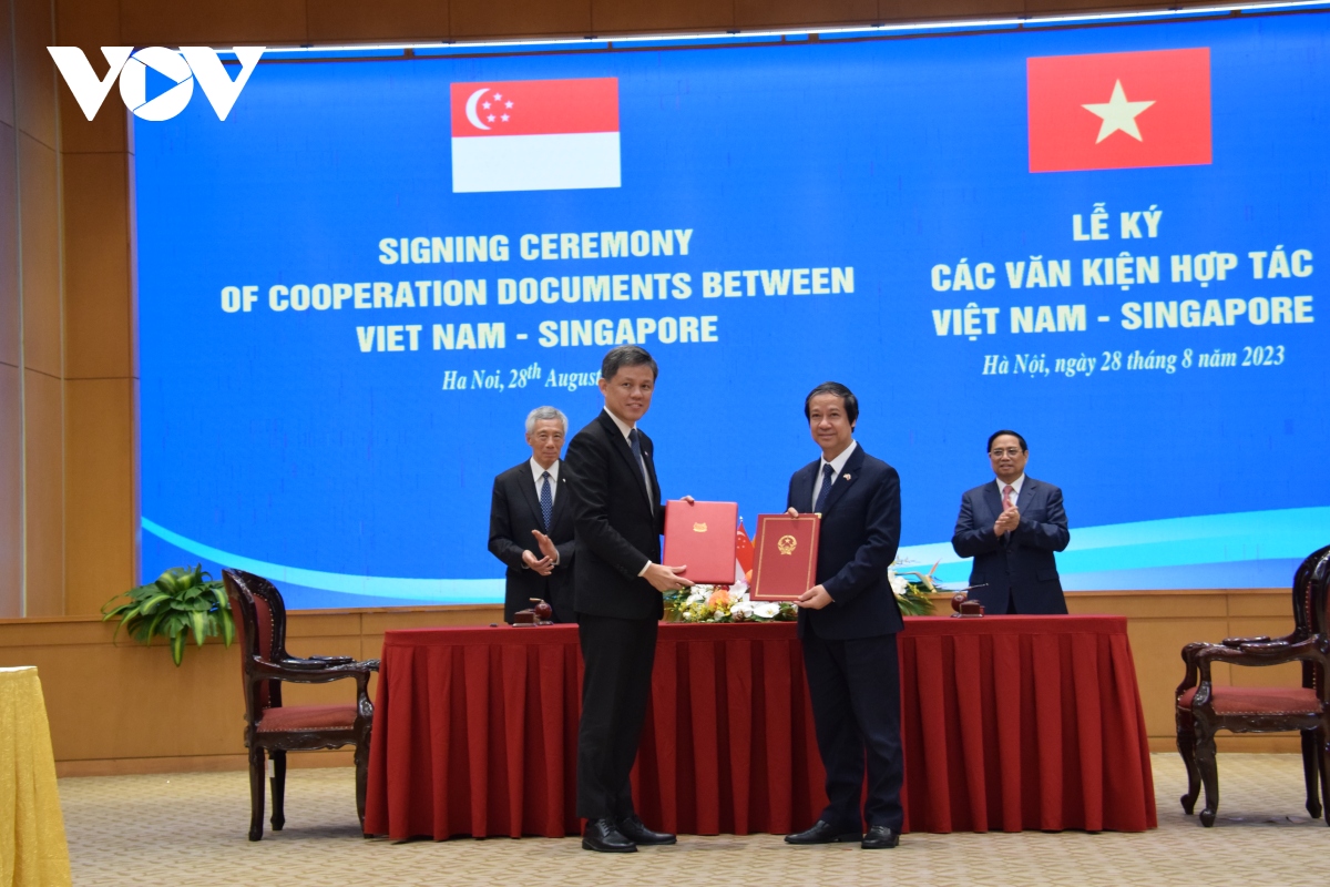 Hai Thủ tướng chứng kiến lễ ký kết văn kiện hợp tác giữa hai nước. Trong ảnh: Bản ghi nhớ hợp tác trong lĩnh vực giáo dục giữa Bộ Giáo dục và Đào tạo Việt Nam và Bộ Giáo dục Singapore.