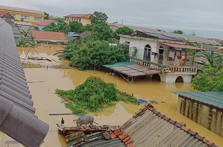 Lũ trên sông Kiến Giang vượt báo động 3 hơn 1 mét, nhấn chìm nhiều nhà dân ở huyện Lệ Thủy, Quảng Bình.