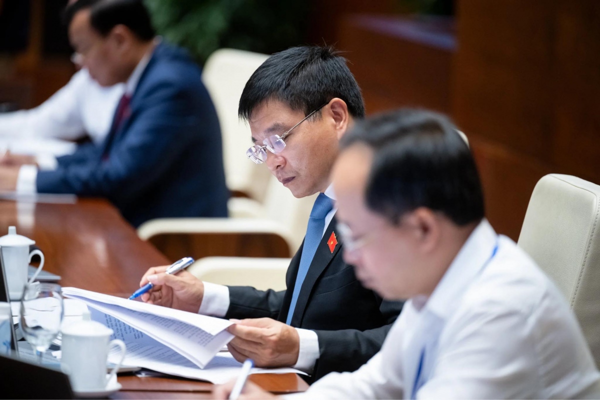 Bộ trưởng Bộ Giao thông vận tải Nguyễn Văn Thắng lắng nghe các ý kiến các đại biểu Quốc hội tại phiên thảo luận Luật Đường bộ sáng 21/5.