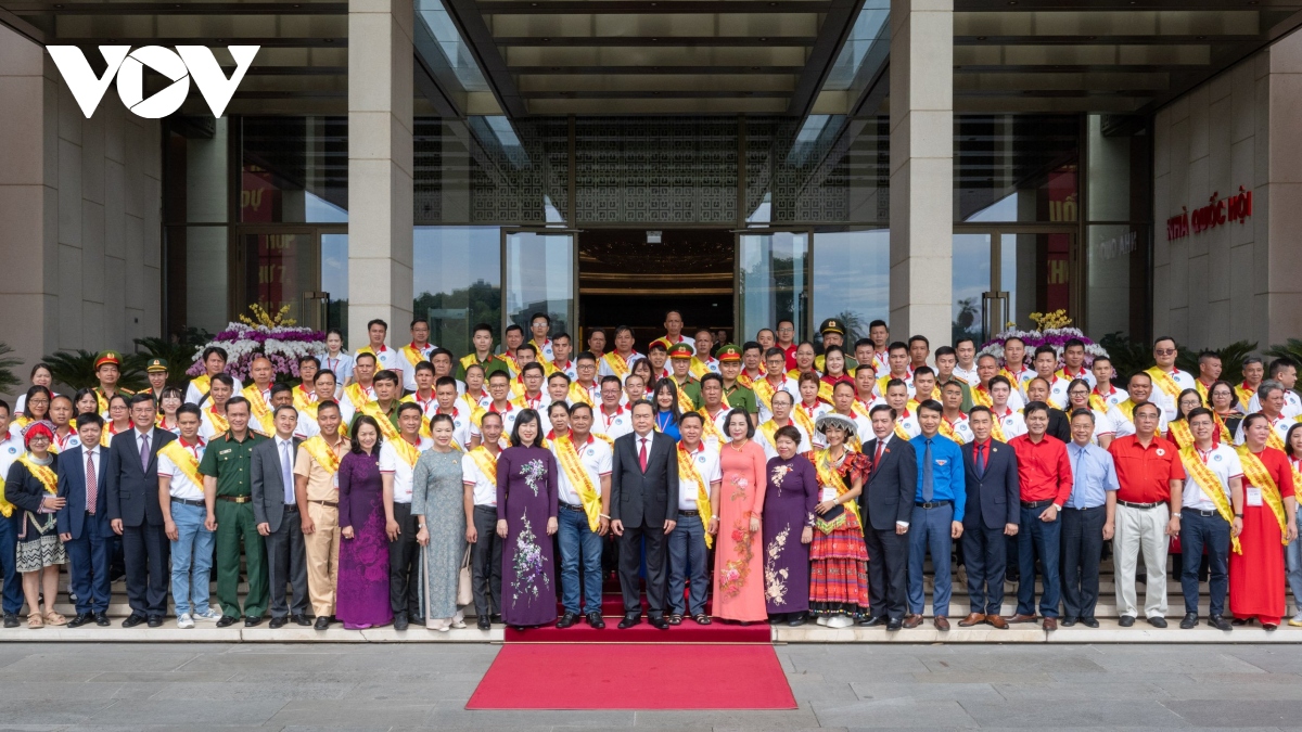 Chủ tịch Quốc hội Trần Thanh Mẫn chụp ảnh chung với các đại biểu.