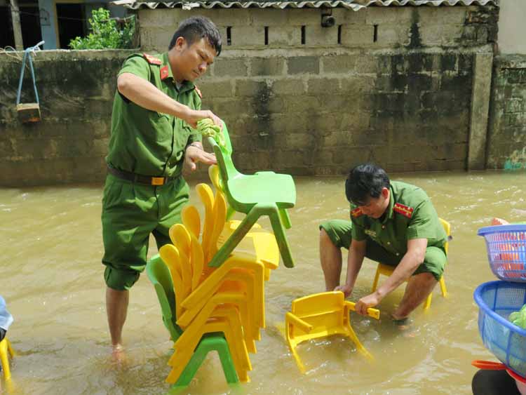 Công an huyện Quảng Ninh giúp giáo viên trường mầm non Võ Ninh, xã Võ Ninh dọn dẹp sau lũ