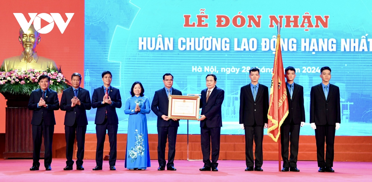 Chủ tịch Quốc hội trao Huân chương Lao động hạng Nhất cho Tổng Liên đoàn Lao động Việt Nam. 