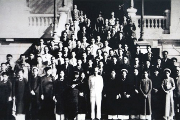 Bác Hồ chụp ảnh cùng các đại biểu Quốc hội khóa I. (Ảnh tư liệu)