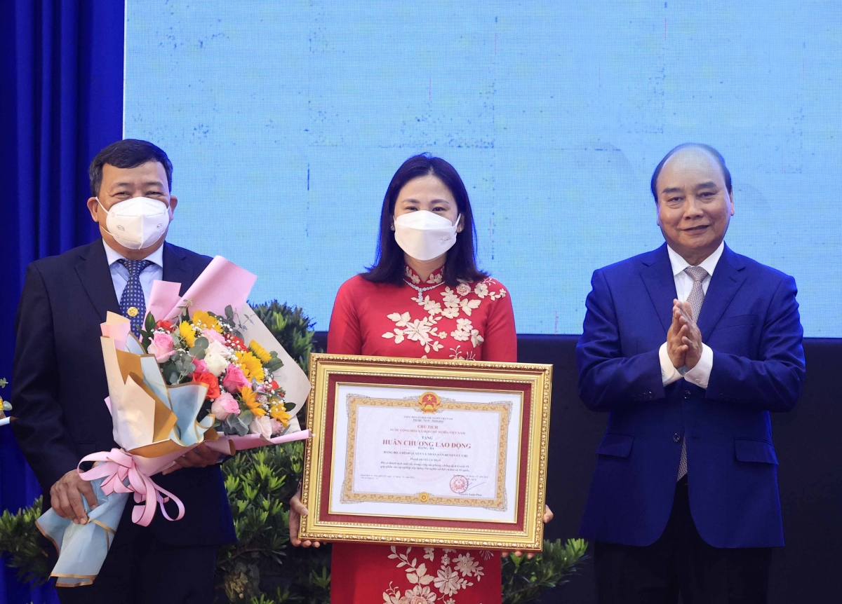 Chủ tịch nước Nguyễn Xuân Phúc trao tặng Huân chương Lao động hạng Ba cho Đảng bộ, chính quyền và nhân dân huyện Củ Chi.