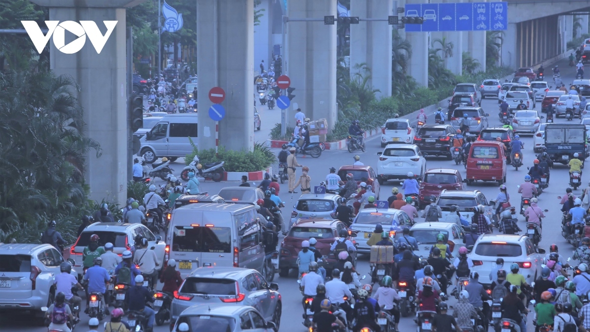 Do đặc thù nhiều ngõ ngách nên dải phân cách phải ngắt quãng để cho các phương tiện dễ dàng nhập làn. Chính điều này lại gây lộn xộn, ùn ứ khi xe máy tràn sang làn đường ô tô…