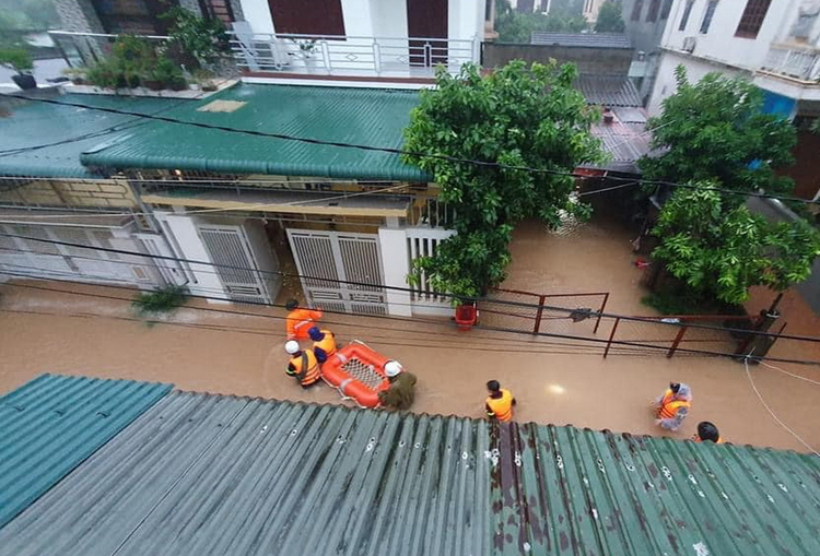 Mưa lũ gây ngập lụt tại thành phố Đông Hà, tỉnh Quảng Trị.