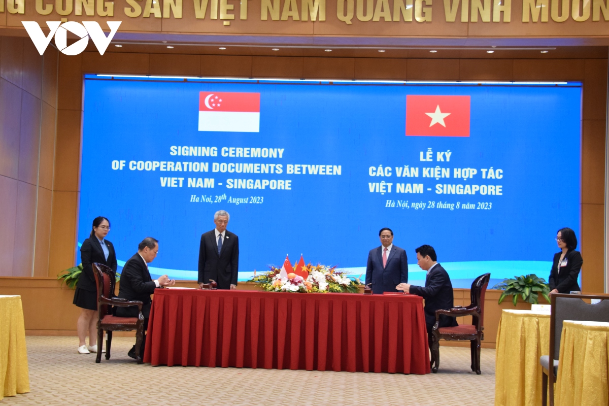 Hai Thủ tướng chứng kiến lễ ký Ý định thư giữa Bộ Tài nguyên và Môi trường Việt Nam và Bộ Công Thương nước Cộng hòa Singapore về việc tiếp tục thực hiện Bản ghi nhớ hợp tác theo Điều 6 Thỏa thuận Paris.