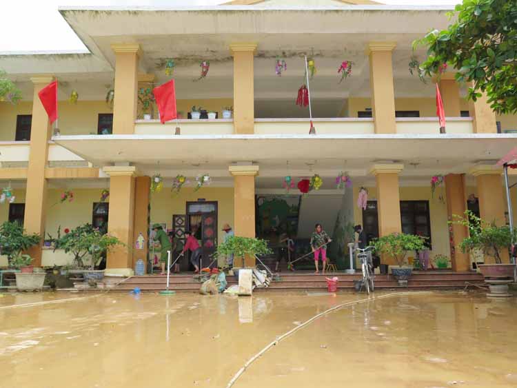 Lũ rút, nhiều trường học ở Quảng Bình ngập bùn non.