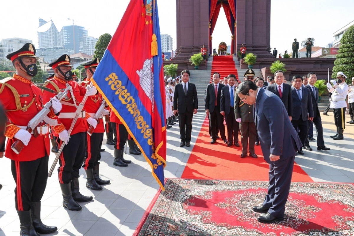 Thủ tướng thực hiện nghi lễ tại Đài hữu nghị Việt Nam - Campuchia.