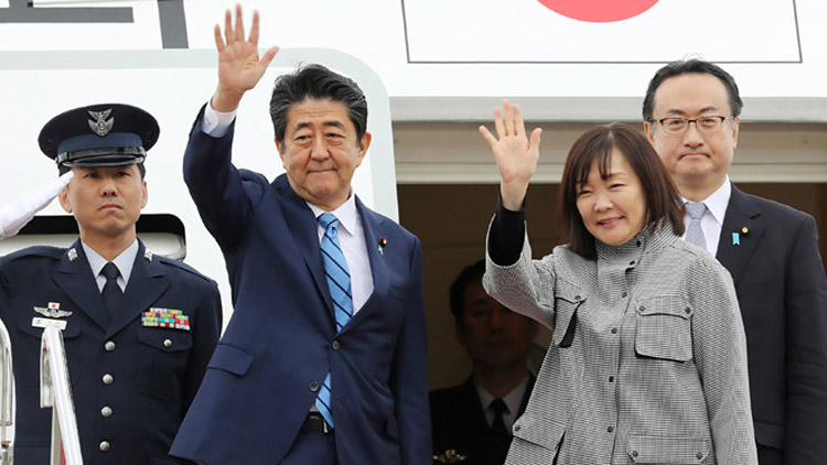 Thủ tướng Nhật Bản Abe Shinzo và phu nhân Akie lên đường ngày 11/1. (Ảnh: internet)