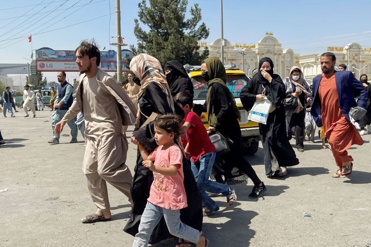 Phân phát hàng cứu trợ tới tay người dân Afghanistan là một trong những nhiệm vụ khẩn cấp lớn nhất thế giới. (Ảnh: Reuters)