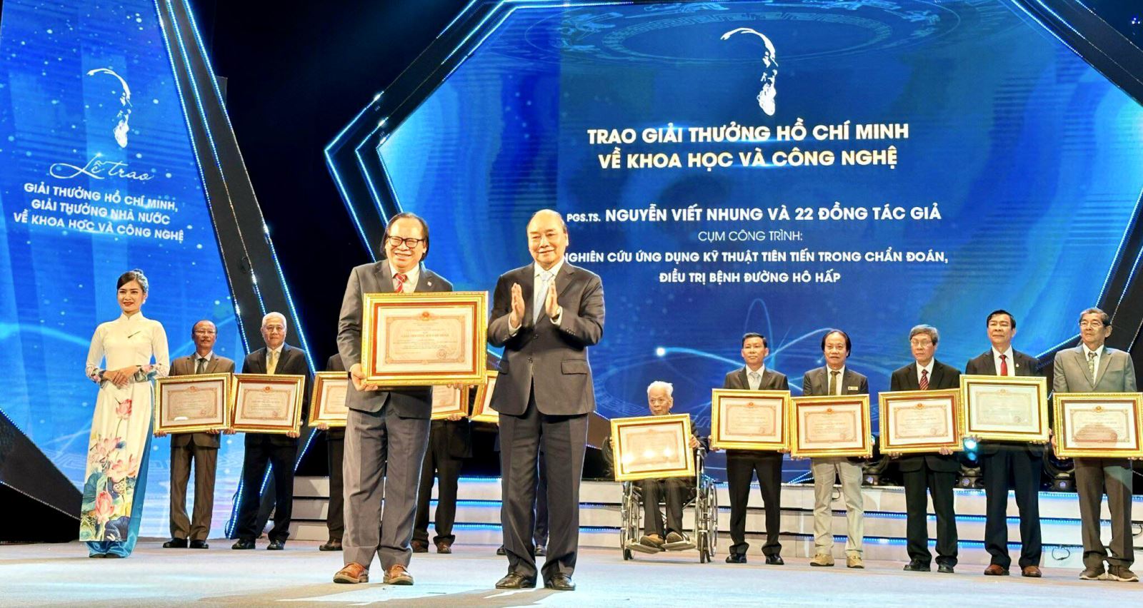 Chủ tịch nước Nguyễn Xuân Phúc trao tặng giải thưởng Hồ Chí Minh về Khoa học công nghệ cho PGS.TS.BS Nguyễn Viết Nhung.