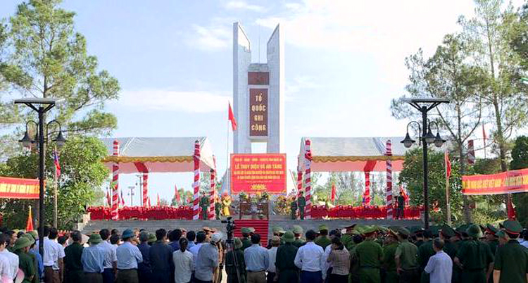 Lễ an táng 98 bộ hài cốt liệt sĩ tại Nghĩa trang Liệt sĩ huyện Nghi Lộc, tỉnh Nghệ An.