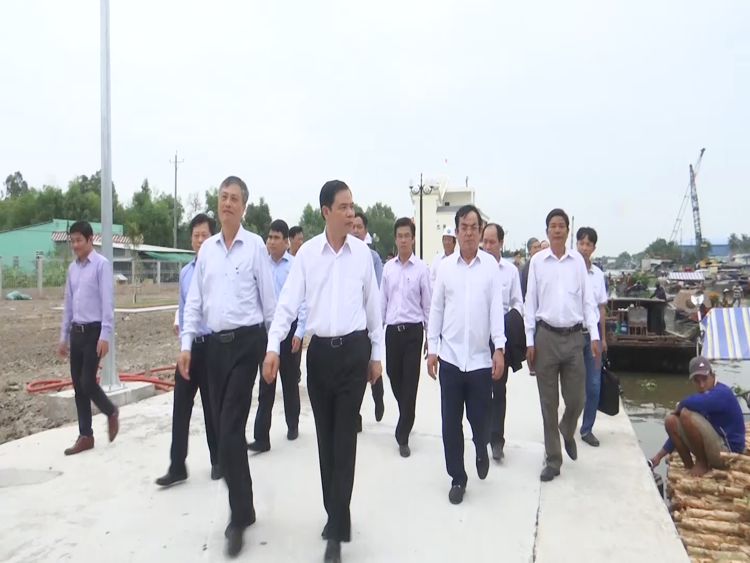 Bộ trưởng Bộ NN-PTNT Nguyễn Xuân Cường (đi đầu) kiểm tra thực tế việc vận hành Cống âu thuyền Ninh Quới.