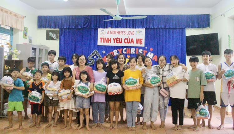 Hàng năm các em đều được Hội từ thiện và Bảo vệ quyền trẻ em thành phố Đà Nẵng tổ chức ngày tết thiếu nhi.