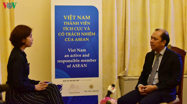 Thứ trưởng Bộ Ngoại giao, Trưởng SOM ASEAN Nguyễn Quốc Dũng (phải) trả lời phỏng vấn của báo chí.