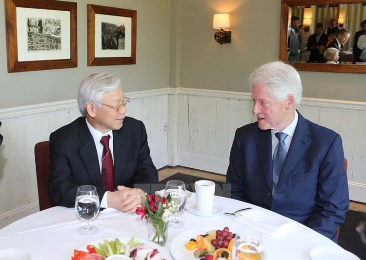 Tổng Bí thư Nguyễn Phú Trọng thăm gia đình Cựu Tổng thống Hoa Kỳ Bill Clinton ở ngoại ô thành phố New York, Hoa Kỳ vào năm 2015. (Ảnh: TXXVN)