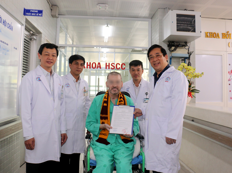 Đại diện Bộ Y tế và Bệnh viện Chợ Rẫy trao giấy ra viện cho BN91 ngày 11/7.